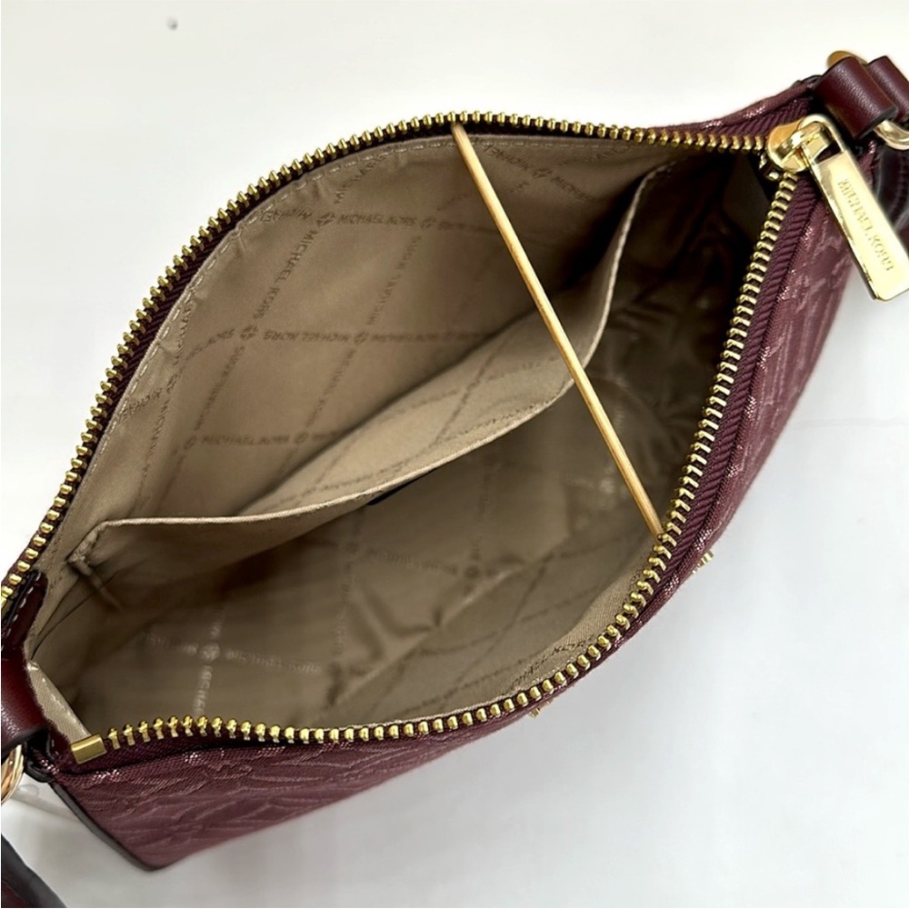 MICHAEL KORS Jet Set Travel Small Logo Jacquard
Crossbody With Tech Attach - Picture 15 of 16